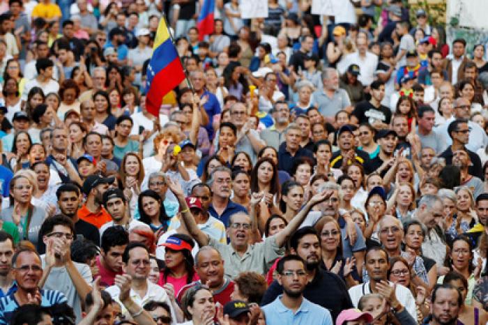 Протестующих в Венесуэле обстреляли с вертолета