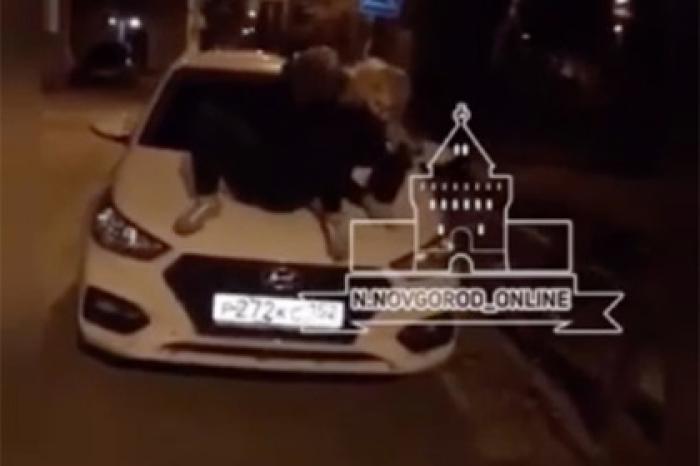 Пьяные российские школьницы сыграли в «пол — это лава» на капотах машин