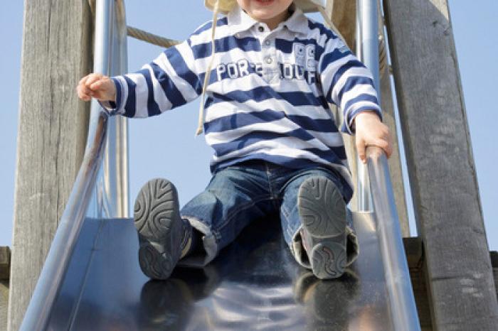 Разлитая на детской площадке кислота сожгла кожу двухлетнему мальчику