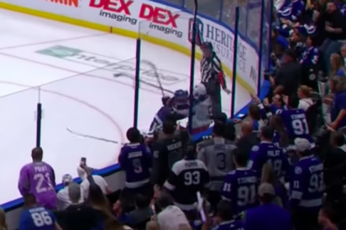 Рекордсмен НХЛ Кучеров ударил упавшего на колени соперника и был изгнан со льда