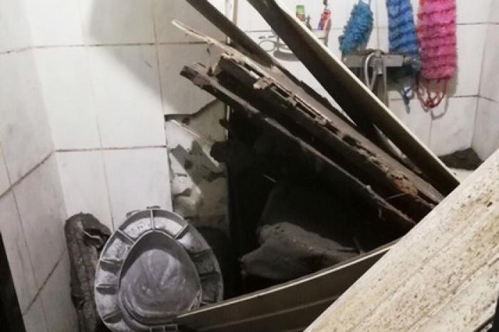 Россиянин почистил снег с крыши дома и провалился в туалет