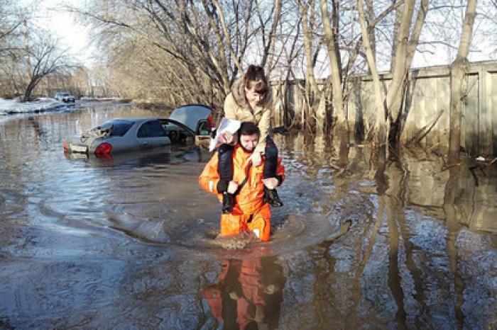 Россиянка едва не утонула в луже на дороге и попала на видео