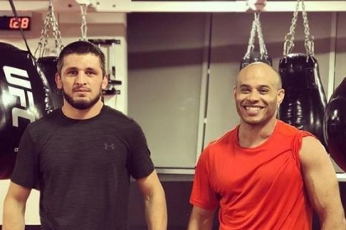 Российского бойца обвинили в преследовании соперника накануне дебюта в UFC