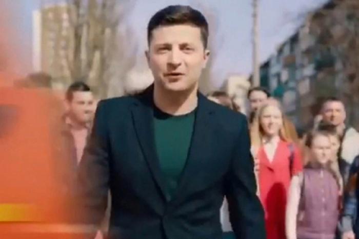 Штаб Порошенко выложил видео со сбивающей Зеленского фурой