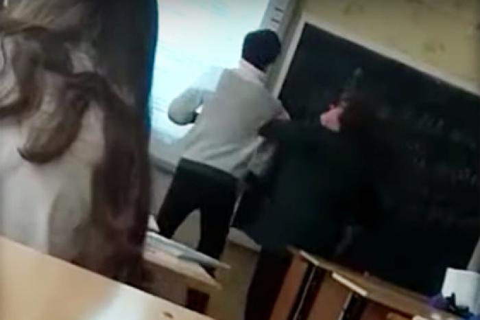 Снявшую побои линейкой школьницу загнобили одноклассники