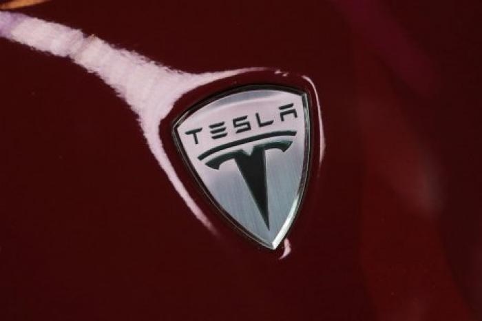 Tesla показала работу своего полноценного автопилота