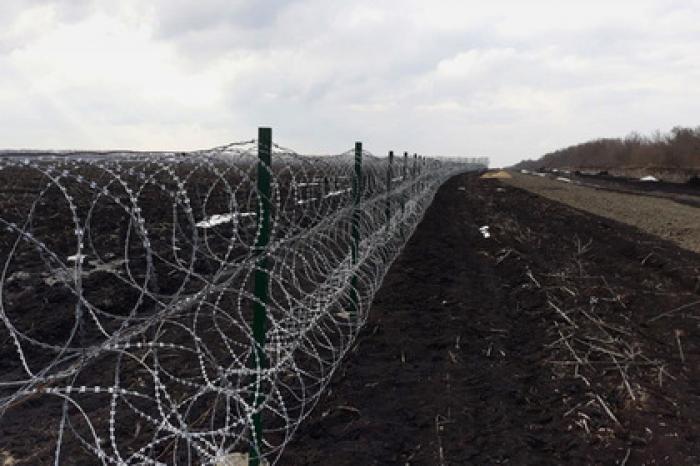 Украина начала укреплять границу с Россией и копать рвы