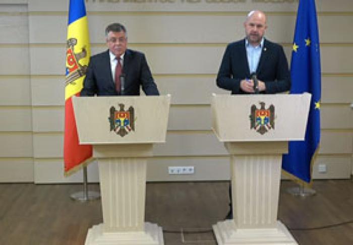 ​UN DEPUTAT ACUM NU EXCLUDE CĂ DEMOCRAŢII ÎŞI DONEAZĂ SALARIILE LA INDICAŢIA CONDUCERII SALE