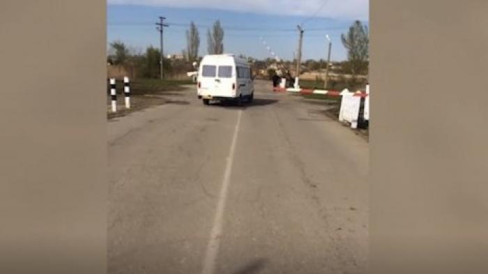 В Басарабяске микроавтобус объехал шлагбаум перед приближающимся поездом