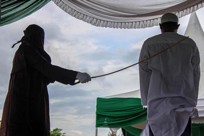 В Брунее пообещали редко наказывать геев забиванием камнями