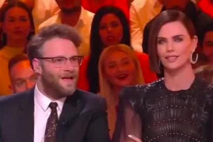 Ведущий без спроса поцеловал женщину в эфире и разгневал зрителей и Шарлиз Терон