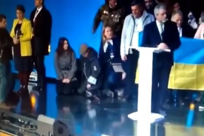 Вице-спикер Рады с разбега упала на колени во время дебатов и попала на видео