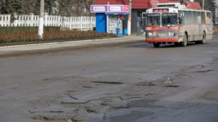 В Кишиневе ведутся работы по пломбировке горячим асфальтом