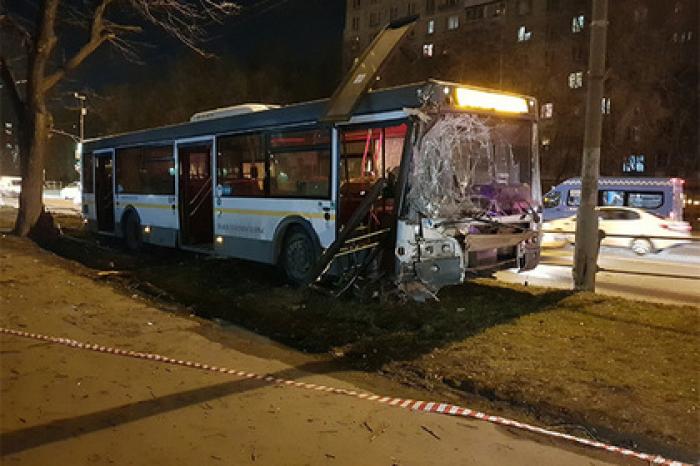 В Москве водитель автобуса потерял сознание за рулем и попал в аварию