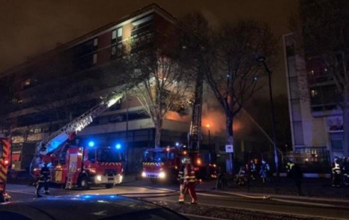 В Париже произошел крупный пожар в жилом доме