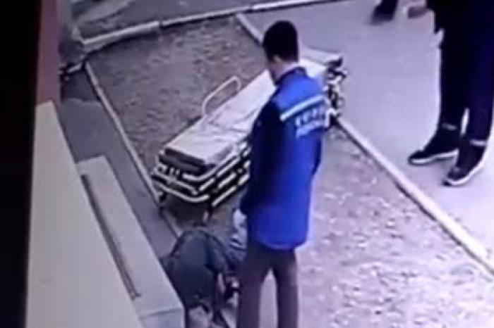 Врач скорой проверил ногой состояние лежащего россиянина и потерял работу