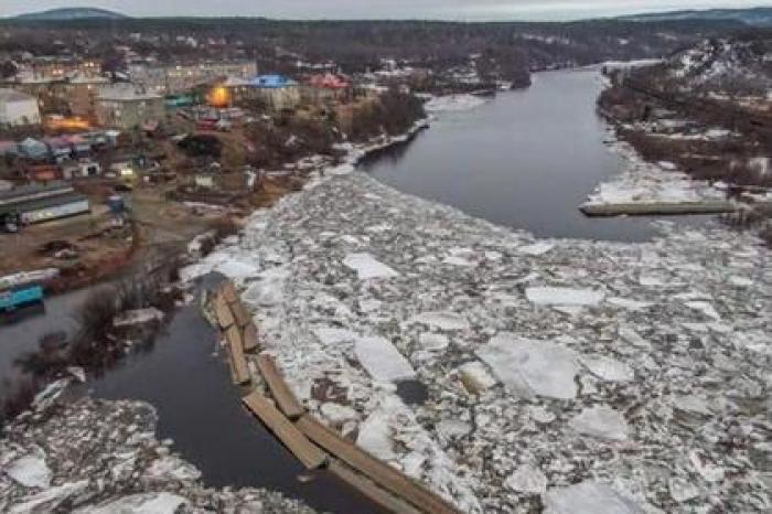 В России мост снесло во время ледохода