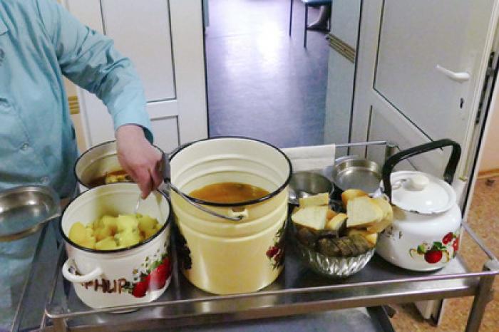 В российской больнице беспомощную пациентку обожгли едой