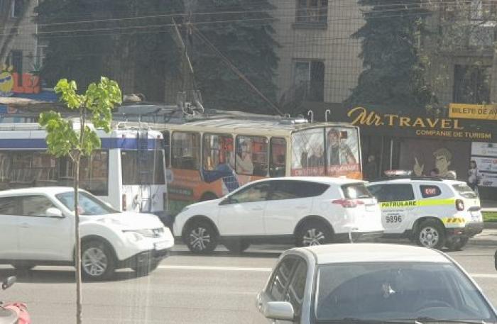 В столице троллейбус въехал в остановку