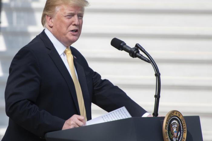 В Трампа бросили телефон во время выступления