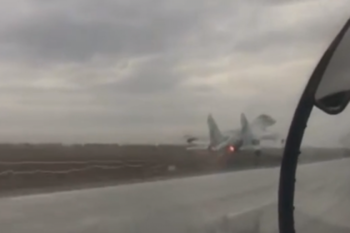 Взлет Су-27 сквозь ливень показали на видео
