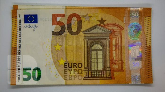 За последнюю неделю евро вырос в цене в среднем на 40 банов, а доллар - на 25