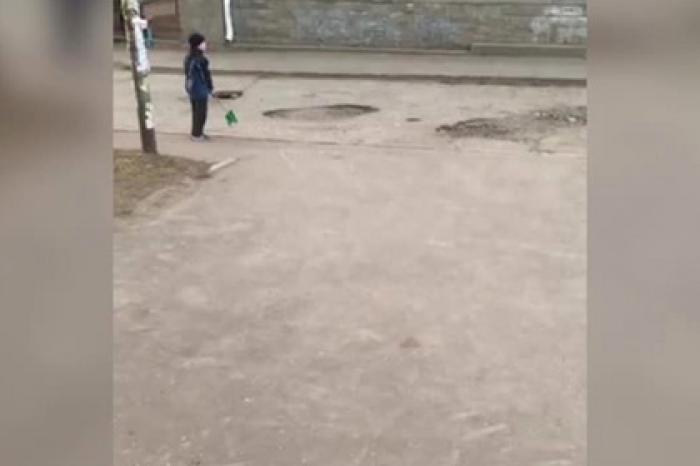За ямы на омских дорогах взялся мальчик с лопаткой