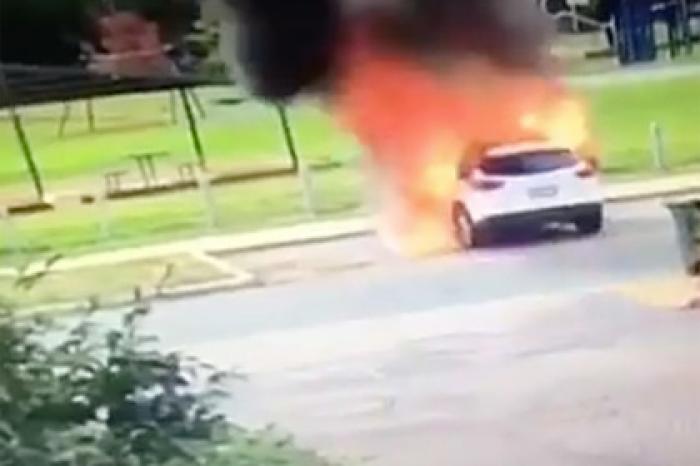 Женщина в последний момент спасла детей из горящей машины