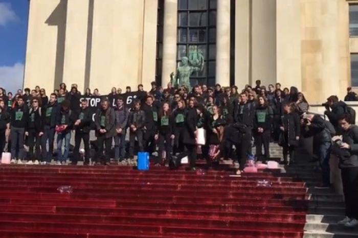 Активисты залили «кровью» ступени парижского дворца