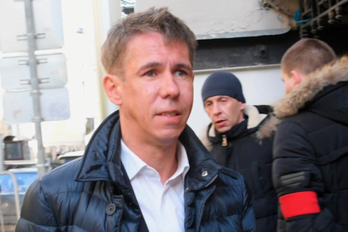 Алексей Панин научил пассажиров курить в самолете и нарвался на штраф