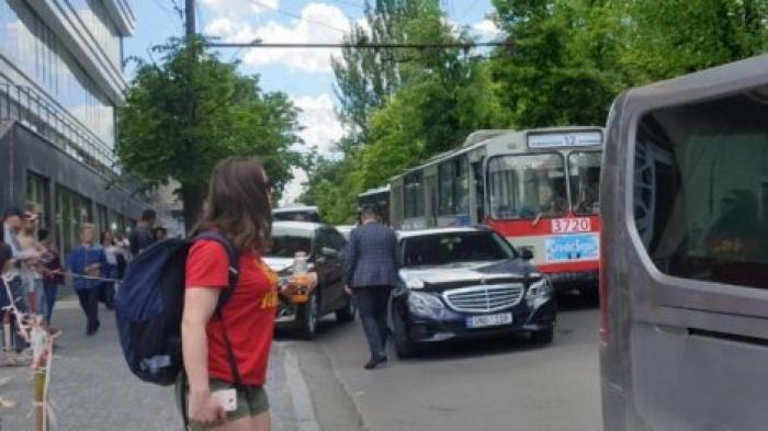 Авария в центре Кишинева: троллейбус врезался в Mercedes