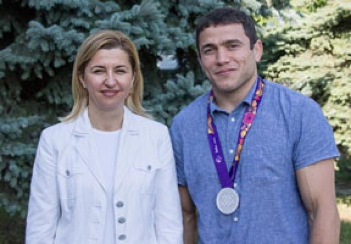 БОРЦУ ПЕТРУ ЯНУЛОВУ БАШКАН ГАГАУЗИИ ИРИНА ВЛАХ ВРУЧИЛА СЕРТИФИКАТ НА 50 000 ЛЕЕВ