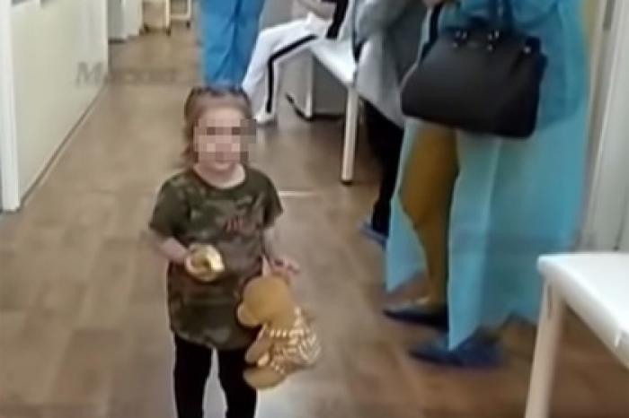 Брошенную матерью в московской поликлинике девочку пристроили