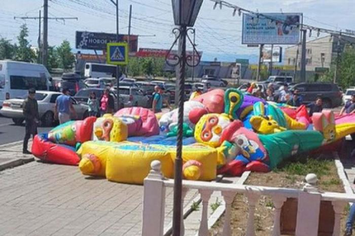 Четверо детей попали в реанимацию из-за перевернувшегося батута в Улан-Удэ