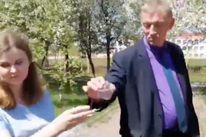 Чиновник выпил воду с червями ради спокойствия россиян