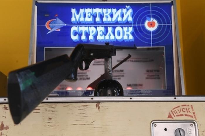 Депутат Госдумы пострелял из автомата во дворе и пригрозил взяться за пушку