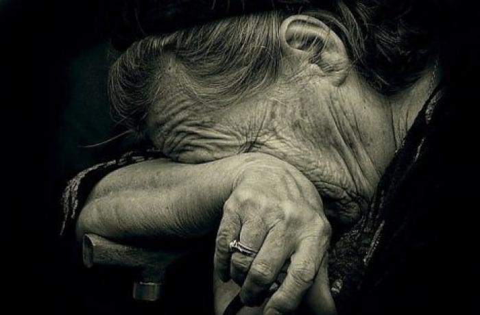 Двое мужчин ограбили и избили 87-летнюю женщину в Резинском районе