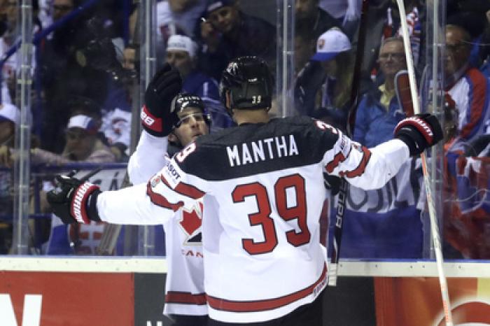 Хоккеист сборной Канады забил на чемпионате мира броском между ног