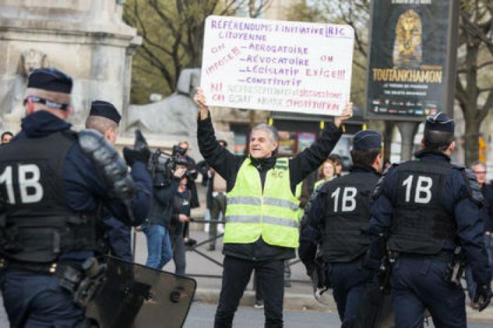 Корреспондента RT избил французский полицейский