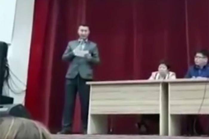 Мэр российского города заставил КВН-щика извиниться за шутки