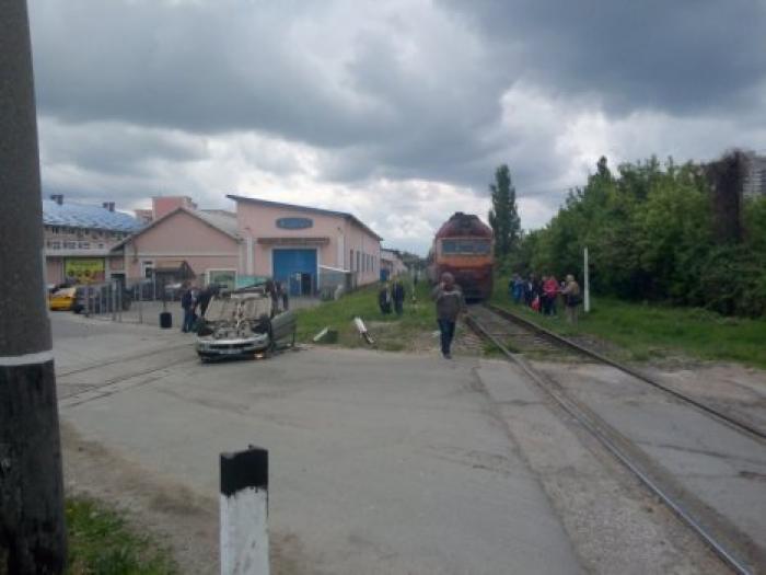 Момент столкновения поезда с автомобилем на улице Албишоара попал на видео