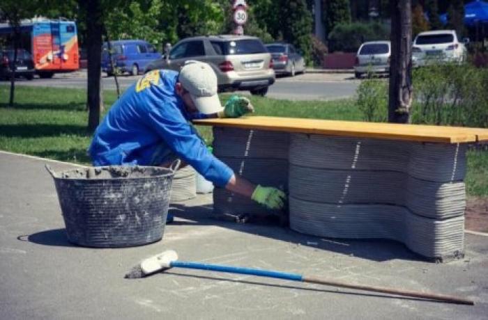 На Чеканах установили 25 скамеек, изготовленных на 3D-принтере