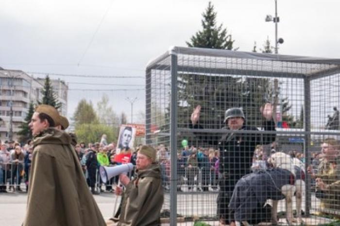 На параде в Нижнем Тагиле показали «фашиста» в клетке
