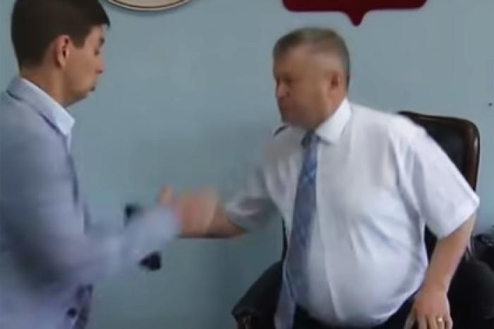 Напавший на журналиста чиновник обвинил съемочную группу в провокации