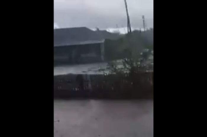 На севере Молдовы сильный ливень затопил дворы и размыл дороги