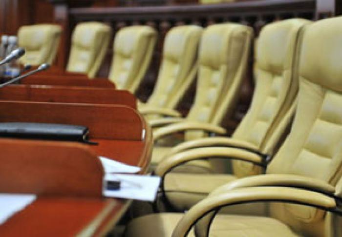 ​ÎN LOC SĂ CONSTITUIE MAJORITATEA PARLAMENTARĂ, PARTIDELE SE PONEGRESC – EXPERT