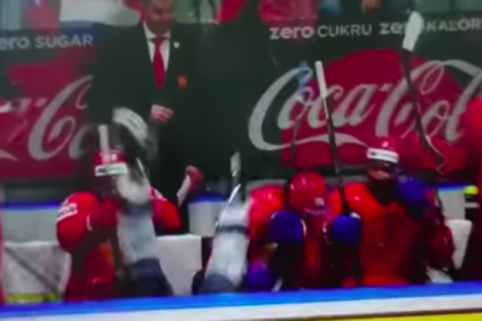 Овечкин выкинул американца на скамейку сборной России во время матча ЧМ