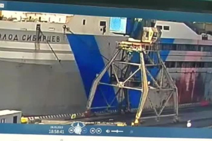 Падение моряка из иллюминатора крупнейшей в мире плавбазы попало на видео
