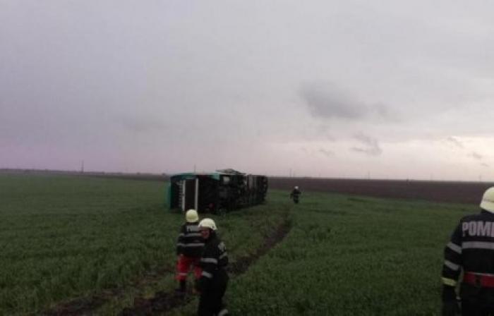 Пассажиры сняли видео из салона автобуса, попавшего в торнадо в Румынии