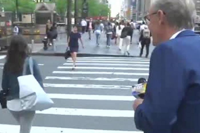 Попытка репортера заговорить с людьми на улице закончилась полным провалом